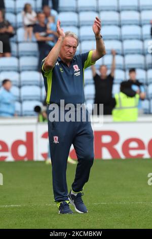 Neil Warnock, le directeur de Middlesbrough, applaudit les fans de Boro après le match de championnat Sky Bet entre Coventry City et Middlesbrough à la Ricoh Arena, à Coventry, le samedi 11th septembre 2021. (Photo de John Cripps/MI News/NurPhoto) Banque D'Images