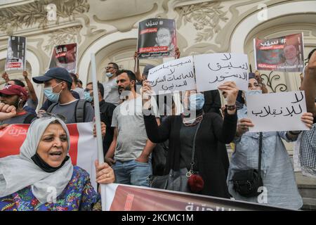 Des manifestants élèvent des pancartes qui lisaient en arabe «bail Yassine Ayari, non aux procès militaires de civils», «non au coup d’État», «non à la suspension de la constitution», lors d’une manifestation tenue à Tunis, en Tunisie, sur 11 septembre 2021, De demander la libération du député tunisien indépendant Yassine Ayari, Qui a été arrêté et condamné à deux mois de prison par le tribunal militaire pour un verdict rendu en 2018 contre lui devant la Cour d'appel militaire pour « avoir participé à un acte visant à détruire le moral de l'armée » après avoir publié des messages sur Facebook critiquant l'armée. (PH Banque D'Images