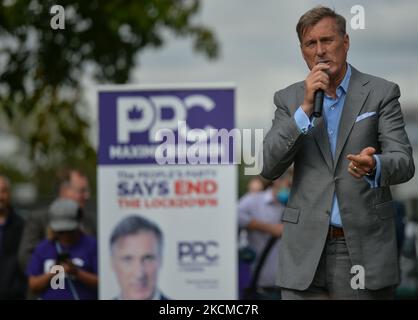 Maxime Bernier, chef du Parti populaire du Canada, rencontre ses partisans lors d'un rassemblement électoral à Borden Park, Edmonton (Alberta). Le samedi 11 septembre 2021, à Edmonton, Alberta, Canada. (Photo par Artur Widak/NurPhoto) Banque D'Images