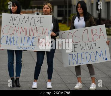 De jeunes femmes cubaines tiennent des affiches lors d'une manifestation. Des membres de la diaspora locale cubaine, nicaraguayenne et vénézuélienne, des militants et des sympathisants locaux vus à l'extérieur de l'édifice de l'Assemblée législative de l'Alberta lors de la manifestation "liberté pour l'Amérique latine" condamnant la dictature communiste et la répression dans leur pays. Samedi, 11 septembre 2021, à Edmonton, en Alberta, Canada. (Photo par Artur Widak/NurPhoto) Banque D'Images