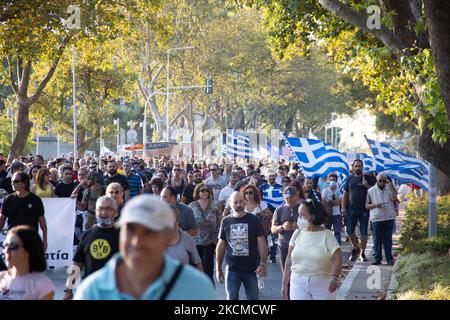 Manifestation contre la vaccination obligatoire avec des personnes marchant de la Tour Blanche avec des bannières contre le gouvernement et des slogans contre le gouvernement, le PM et les journalistes. Des bagarres entre les manifestants contre la vaccination obligatoire et la police ont eu lieu à l'extérieur de l'hôtel de ville de Thessalonique lors de la cérémonie d'ouverture de la foire internationale de Thessalonique avec le discours du Premier ministre Kyriakos Mitsotakis. La Grèce a une vaccination obligatoire pour les personnes travaillant dans le secteur public de la santé. Plusieurs manifestations et manifestations ont eu lieu à Thessalonique avec la ville Banque D'Images