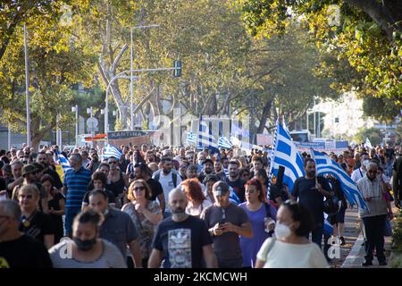 Manifestation contre la vaccination obligatoire avec des personnes marchant de la Tour Blanche avec des bannières contre le gouvernement et des slogans contre le gouvernement, le PM et les journalistes. Des bagarres entre les manifestants contre la vaccination obligatoire et la police ont eu lieu à l'extérieur de l'hôtel de ville de Thessalonique lors de la cérémonie d'ouverture de la foire internationale de Thessalonique avec le discours du Premier ministre Kyriakos Mitsotakis. La Grèce a une vaccination obligatoire pour les personnes travaillant dans le secteur public de la santé. Plusieurs manifestations et manifestations ont eu lieu à Thessalonique avec la ville Banque D'Images