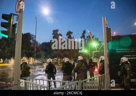 Les forces de police anti-émeutes pendant les affrontements ont reçu des grenades à éclats et des feux d'artifice. Des bagarres entre les manifestants contre la vaccination obligatoire et la police ont eu lieu à l'extérieur de l'hôtel de ville de Thessalonique lors de la cérémonie d'ouverture de la foire internationale de Thessalonique avec le discours du Premier ministre Kyriakos Mitsotakis. La Grèce a une vaccination obligatoire pour les personnes travaillant dans le secteur public de la santé. Plusieurs manifestations et manifestations ont eu lieu à Thessalonique, le centre-ville étant en isolement cellulaire. De la part de la police, il y avait un hélicoptère qui surveillait la situation avec fort Banque D'Images