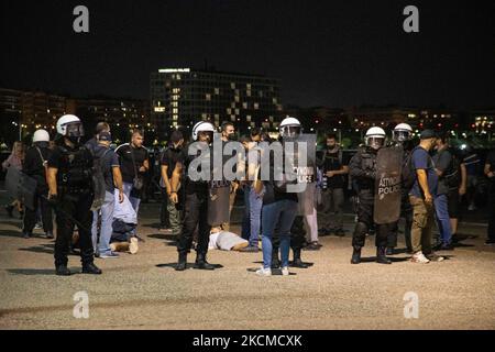 La police a arrêté des manifestants. Des bagarres entre les manifestants contre la vaccination obligatoire et la police ont eu lieu à l'extérieur de l'hôtel de ville de Thessalonique lors de la cérémonie d'ouverture de la foire internationale de Thessalonique avec le discours du Premier ministre Kyriakos Mitsotakis. La Grèce a une vaccination obligatoire pour les personnes travaillant dans le secteur public de la santé. Plusieurs manifestations et manifestations ont eu lieu à Thessalonique, le centre-ville étant en isolement cellulaire. De la part de la police, il y avait un hélicoptère surveillant la situation avec force, des produits chimiques de gaz lacrymogènes ont été utilisés, stun grena Banque D'Images