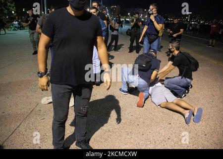 La police a arrêté des manifestants. Des bagarres entre les manifestants contre la vaccination obligatoire et la police ont eu lieu à l'extérieur de l'hôtel de ville de Thessalonique lors de la cérémonie d'ouverture de la foire internationale de Thessalonique avec le discours du Premier ministre Kyriakos Mitsotakis. La Grèce a une vaccination obligatoire pour les personnes travaillant dans le secteur public de la santé. Plusieurs manifestations et manifestations ont eu lieu à Thessalonique, le centre-ville étant en isolement cellulaire. De la part de la police, il y avait un hélicoptère surveillant la situation avec force, des produits chimiques de gaz lacrymogènes ont été utilisés, stun grena Banque D'Images