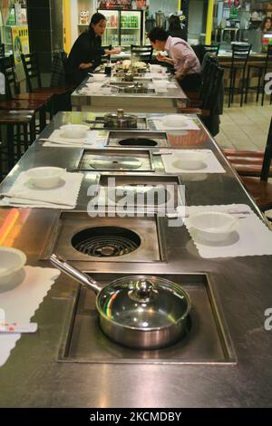 Tables de hot Pot dans une aire de restauration près d'un restaurant chinois dim sum à Markham, Ontario, Canada. (Photo de Creative Touch Imaging Ltd./NurPhoto) Banque D'Images