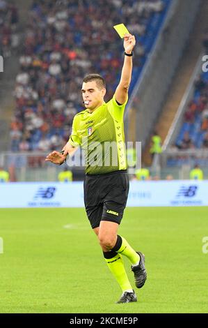 Simone Sozza arbitre en action pendant la Ligue italienne de football Un match de 2021/2022 entre AS Roma contre US Sassuolo au stade Olimpic à Rome. (Photo de Fabrizio Corradetti/LiveMedia/NurPhoto) Banque D'Images