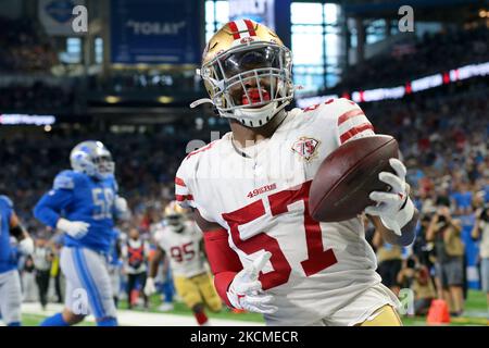 San Francisco 49ers linebacker Dre Greenlaw (57) marque un touchdown lors de la première moitié d'un match de football de la NFL contre les Detroit Lions à Detroit, Michigan, États-Unis, dimanche, 12 septembre 2021. (Photo de Jorge Lemus/NurPhoto) Banque D'Images