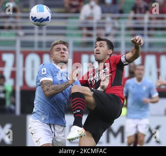 Ciro immobile (L) de SS Lazio concurrence pour le ballon avec Alessio Romagnoli (R) de l'AC Milan pendant la série Un match entre AC Milan et SS Lazio au Stadio Giuseppe Meazza sur 12 septembre 2021 à Milan, Italie. (Photo de Giuseppe Cottini/NurPhoto) Banque D'Images