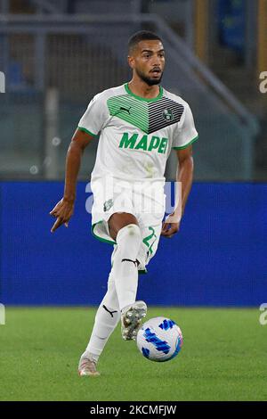 Jeremy Toljan de l'US Sassuolo Calcio en action pendant la Ligue italienne de football Un match de 2021/2022 entre AS Roma contre US Sassuolo au stade Olimpic à Rome. (Photo de Fabrizio Corradetti/LiveMedia/NurPhoto) Banque D'Images