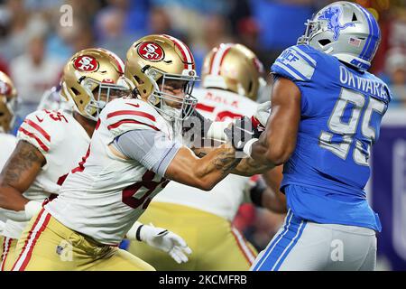 San Francisco 49ers Tight End George Kittle (85) affronte l'extrémité défensive des Detroit Lions Romeo Okwara (95) lors d'un match de football NFL entre les Detroit Lions et le San Francisco 49ers à Detroit, Michigan, États-Unis, dimanche, 12 septembre 2021. (Photo par Amy Lemus/NurPhoto) Banque D'Images