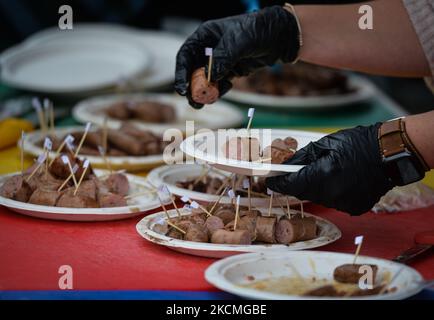 Des échantillons de saucisses de barbecue fournies par 11 bouchers d'Edmonton et des environs, ainsi que des barbecues de Pit Masters, Russell Bird et Ron Yoneda du magasin « You Need a BBQ », sont prêts à être testés par le public lors de la bataille de saucisses YEG « Bangers and Beer », Une collecte de fonds pour le World Butcher Challenge 2022. L'année prochaine, la toute première équipe Canada sera en compétition au World Butcher Challenge à Sacramento, une bataille puissante de 16 équipes du monde entier, également connue sous le nom d'Olympiades de la viande. Edmonton compte deux membres en compétition au sein d'équipe Canada, Elyse Chatterton et Core Banque D'Images