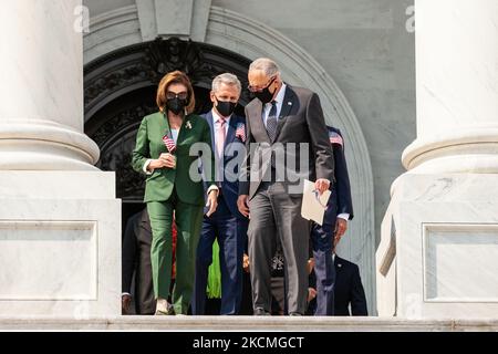 La Présidente de la Chambre Nancy Pelosi (D-CA) (à gauche), le leader de la minorité de la Chambre Kevin McCarthy (R-CA) (au centre) et le leader de la majorité du Sénat Chuck Schumer (D-NY) (à droite) dirigent les membres du Congrès vers le bas pour une cérémonie sur les pas du Capitole en mémoire des victimes des attaques de 11 septembre. (Photo d'Allison Bailey/NurPhoto) Banque D'Images