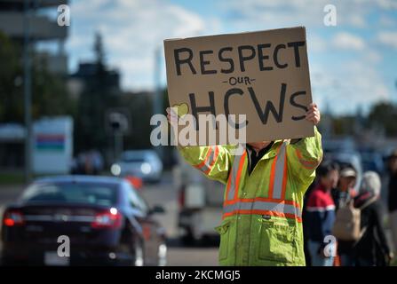 Contre-manifestant en faveur des travailleurs de la santé vus devant les manifestants contre les vaccins obligatoires COVID-19, les passeports et les mesures de santé publique à l'extérieur de l'hôpital Royal Alexandra d'Edmonton. Les protestations d'aujourd'hui contre les ordonnances de vaccination et d'autres mesures de santé publique liées à la COVID-19, qui se tiennent aujourd'hui devant les hôpitaux partout au Canada, ont été condamnées par des politiciens et des organismes de soins de santé comme inacceptables et injustes pour le personnel et les patients. Lundi, 13 septembre 2021, à Edmonton, Alberta, Canada. (Photo par Artur Widak/NurPhoto) Banque D'Images