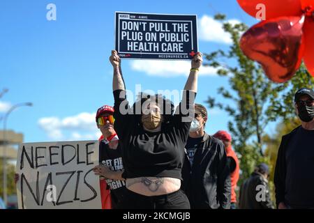 Un contre-manifestant à l'appui des travailleurs de la santé vus devant un manifestant contre les vaccins obligatoires, les passeports et les mesures de santé publique de la COVID-19 à l'extérieur de l'hôpital Royal Alexandra d'Edmonton. Les protestations d'aujourd'hui contre les ordonnances de vaccination et d'autres mesures de santé publique liées à la COVID-19, qui se tiennent aujourd'hui devant les hôpitaux partout au Canada, ont été condamnées par des politiciens et des organismes de soins de santé comme inacceptables et injustes pour le personnel et les patients. Lundi, 13 septembre 2021, à Edmonton, Alberta, Canada. (Photo par Artur Widak/NurPhoto) Banque D'Images