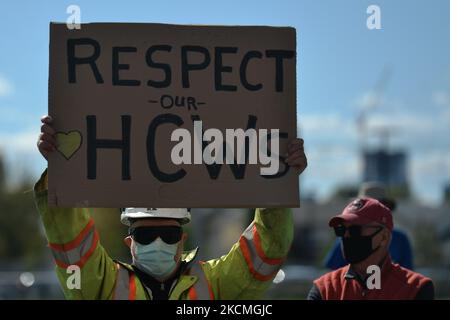 Contre-manifestants pour soutenir les travailleurs de la santé vus devant les manifestants contre les vaccins obligatoires COVID-19, les passeports et les mesures de santé publique à l'extérieur de l'hôpital Royal Alexandra d'Edmonton. Les protestations d'aujourd'hui contre les ordonnances de vaccination et d'autres mesures de santé publique liées à la COVID-19, qui se tiennent aujourd'hui devant les hôpitaux partout au Canada, ont été condamnées par des politiciens et des organismes de soins de santé comme inacceptables et injustes pour le personnel et les patients. Lundi, 13 septembre 2021, à Edmonton, Alberta, Canada. (Photo par Artur Widak/NurPhoto) Banque D'Images