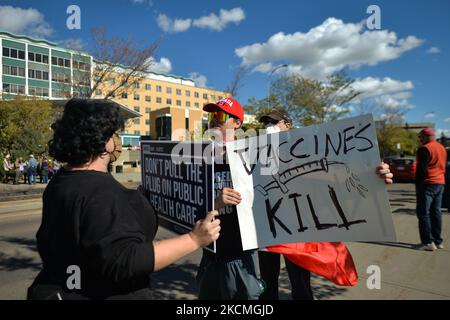 Un contre-manifestant à l'appui des travailleurs de la santé vus devant un manifestant contre les vaccins obligatoires, les passeports et les mesures de santé publique de la COVID-19 à l'extérieur de l'hôpital Royal Alexandra d'Edmonton. Les protestations d'aujourd'hui contre les ordonnances de vaccination et d'autres mesures de santé publique liées à la COVID-19, qui se tiennent aujourd'hui devant les hôpitaux partout au Canada, ont été condamnées par des politiciens et des organismes de soins de santé comme inacceptables et injustes pour le personnel et les patients. Lundi, 13 septembre 2021, à Edmonton, Alberta, Canada. (Photo par Artur Widak/NurPhoto) Banque D'Images