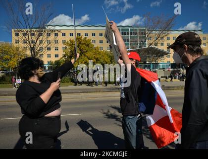 Un contre-manifestant à l'appui des travailleurs de la santé vus devant un manifestant contre les vaccins obligatoires, les passeports et les mesures de santé publique de la COVID-19 à l'extérieur de l'hôpital Royal Alexandra d'Edmonton. Les protestations d'aujourd'hui contre les ordonnances de vaccination et d'autres mesures de santé publique liées à la COVID-19, qui se tiennent aujourd'hui devant les hôpitaux partout au Canada, ont été condamnées par des politiciens et des organismes de soins de santé comme inacceptables et injustes pour le personnel et les patients. Lundi, 13 septembre 2021, à Edmonton, Alberta, Canada. (Photo par Artur Widak/NurPhoto) Banque D'Images