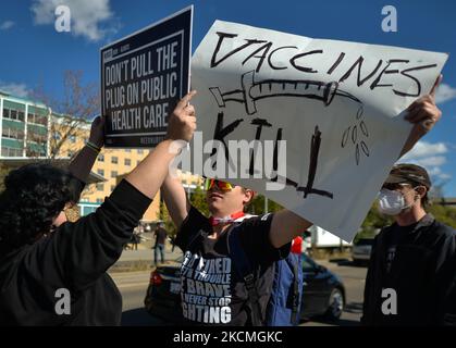 Un contre-manifestant à l'appui des travailleurs de la santé vus devant un manifestant contre les vaccins obligatoires, les passeports et les mesures de santé publique de la COVID-19 à l'extérieur de l'hôpital Royal Alexandra d'Edmonton. Les protestations d'aujourd'hui contre les ordonnances de vaccination et d'autres mesures de santé publique liées à la COVID-19, qui se tiennent aujourd'hui devant les hôpitaux partout au Canada, ont été condamnées par des politiciens et des organismes de soins de santé comme inacceptables et injustes pour le personnel et les patients. Lundi, 13 septembre 2021, à Edmonton, Alberta, Canada. (Photo par Artur Widak/NurPhoto) Banque D'Images