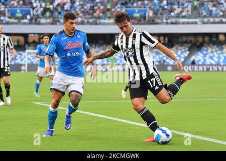 Le défenseur de Juventus Luca Pellegrini en action contre le défenseur de Naples Giovanni Di Lorenzo pendant le football italien série A match SSC Napoli vs Juventus FC sur 11 septembre 2021 au stade Diego Armando Maradona à Naples, Italie (photo par Carmelo Imbesi/LiveMedia/NurPhoto) Banque D'Images