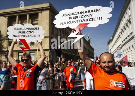 Des représentants de diverses professions médicales ont participé à l'une des plus grandes marches de protestation de leur histoire à Varsovie, en Pologne, le 11 septembre 2021. Les jeunes médecins, les ambulanciers paramédicaux, les infirmières et les techniciens ont protesté contre les bas salaires, la mauvaise qualité de la gestion des services de santé et contre la surexploitation avec trop d'heures supplémentaires travaillées chaque semaine. La marche a traversé toute la ville en passant par les servises du ministère de la Santé, le Palais présidentiel, le Parlement à se terminer devant le Cabinet du Premier ministre. (Photo de Piotr Lapinski/NurPhoto) Banque D'Images