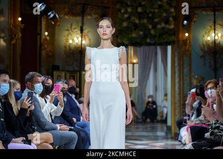 Le modèle montre les créations de la collection nuptiale de la designer Silvia Fernández lors de l'atelier de la Couture à Madrid, 14 septembre 2021 Espagne (photo par Oscar Gonzalez/NurPhoto) Banque D'Images