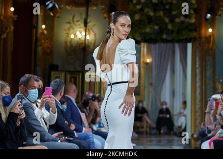 Le modèle montre les créations de la collection nuptiale de la designer Silvia Fernández lors de l'atelier de la Couture à Madrid, 14 septembre 2021 Espagne (photo par Oscar Gonzalez/NurPhoto) Banque D'Images