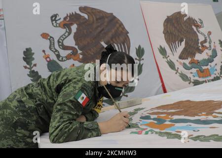 Les membres du Secrétariat de la Défense nationale (SEDENA) peignent le drapeau mexicain tiré sur un tissu de nylon de haute qualité à l'intérieur de l'usine de vêtements et d'équipements El Vergel Iztapalapa, Mexico, Pour marquer le Grito de Independencia et le défilé militaire qui se tiendra les 15 et 16 septembre pendant l'urgence sanitaire due à COVID-19 et le feu jaune de circulation épidémiologique dans la capitale. (Photo de Gerardo Vieyra/NurPhoto) Banque D'Images