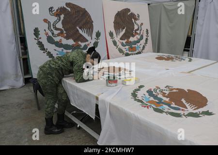 Les membres du Secrétariat de la Défense nationale (SEDENA) peignent le drapeau mexicain tiré sur un tissu de nylon de haute qualité à l'intérieur de l'usine de vêtements et d'équipements El Vergel Iztapalapa, Mexico, Pour marquer le Grito de Independencia et le défilé militaire qui se tiendra les 15 et 16 septembre pendant l'urgence sanitaire due à COVID-19 et le feu jaune de circulation épidémiologique dans la capitale. (Photo de Gerardo Vieyra/NurPhoto) Banque D'Images