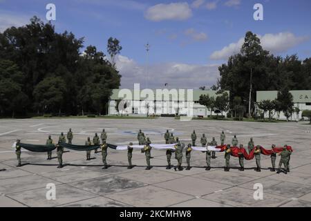 Membres du Secrétariat de la Défense nationale (SEDENA) sur l'esplanade de l'usine de vêtements et d'équipements El Vergel Iztapalapa, Mexico, Étaler un drapeau monumental dessiné et peint sur un tissu de nylon de haute qualité pour marquer le Grito de Independencia et la parade militaire qui se tiendra les 15 et 16 septembre pendant l'urgence sanitaire due à COVID-19 et le feu jaune de circulation épidémiologique dans la capitale. (Photo de Gerardo Vieyra/NurPhoto) Banque D'Images