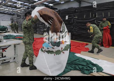 Les membres du Secrétariat de la Défense nationale (SEDENA) vérifient le drapeau monumental du Mexique dessiné et peint sur un tissu de nylon de haute qualité à l'intérieur de l'usine El Vergel Iztapalapa Costume et équipement, Mexico, A l'occasion de la Grito de Independencia et de la parade militaire qui se tiendra les 15 et 16 septembre pendant l'urgence sanitaire due à la COVID-19 et le feu jaune de circulation épidémiologique dans la capitale. (Photo de Gerardo Vieyra/NurPhoto) Banque D'Images