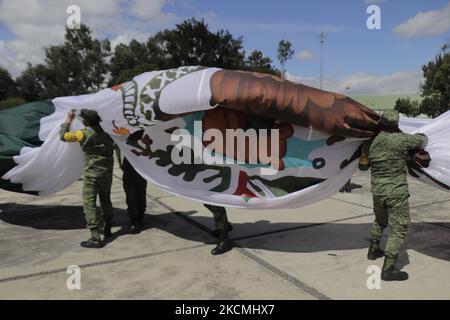 Membres du Secrétariat de la Défense nationale (SEDENA) sur l'esplanade de l'usine de vêtements et d'équipements El Vergel Iztapalapa, Mexico, Enroulez un drapeau monumental dessiné et peint sur un tissu de nylon de haute qualité pour marquer le Grito de Independencia et la parade militaire qui se tiendra les 15 et 16 septembre pendant l'urgence sanitaire due à COVID-19 et le feu jaune de circulation épidémiologique dans la capitale. (Photo de Gerardo Vieyra/NurPhoto) Banque D'Images