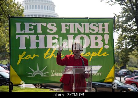 La sénatrice Amy Klobuchar (D-MN) s'exprime à l'occasion du rassemblement sur le droit de vote « Terminer le travail : pour le peuple » au Mémorial Robert A. Taft près des bureaux du Sénat américain à Washington, D.C., sur 14 septembre 2021 (photo de Bryan Olin Dozier/NurPhoto) Banque D'Images