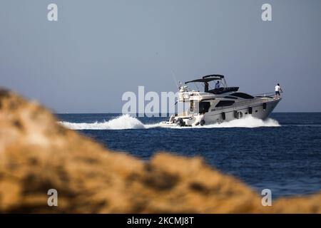 Un yacht navigue sur la mer Adriatique à Primosten, Croatie sur 14 septembre 2021. (Photo de Jakub Porzycki/NurPhoto) Banque D'Images