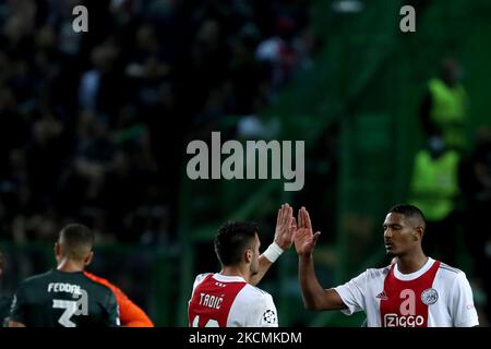 Sébastien Haller de l'AFC Ajax (R ) célèbre avec Dusan Tadic lors du match de football du groupe C de la Ligue des champions de l'UEFA entre le sportif CP et l'AFC Ajax au stade José Alvalade de Lisbonne, au Portugal, sur 15 septembre 2021. (Photo par Pedro Fiúza/NurPhoto) Banque D'Images