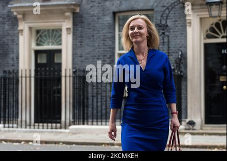 LONDRES, ROYAUME-UNI - 15 SEPTEMBRE 2021 : La nouvelle secrétaire d'État aux Affaires étrangères, du Commonwealth et du développement, la ministre des femmes et des égalités Elizabeth Truss quitte 10 Downing Street en tant que Premier ministre britannique Boris Johnson dirige une nouvelle équipe ministérielle sur 15 septembre 2021 à Londres, en Angleterre. (Photo de Wiktor Szymanowicz/NurPhoto) Banque D'Images