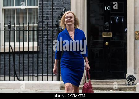 LONDRES, ROYAUME-UNI - 15 SEPTEMBRE 2021 : La nouvelle secrétaire d'État aux Affaires étrangères, du Commonwealth et du développement, la ministre des femmes et des égalités Elizabeth Truss quitte 10 Downing Street en tant que Premier ministre britannique Boris Johnson dirige une nouvelle équipe ministérielle sur 15 septembre 2021 à Londres, en Angleterre. (Photo de Wiktor Szymanowicz/NurPhoto) Banque D'Images