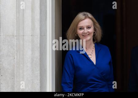 LONDRES, ROYAUME-UNI - 15 SEPTEMBRE 2021 : La nouvelle secrétaire d'État aux Affaires étrangères, du Commonwealth et du développement, la ministre des femmes et des égalités Elizabeth Truss quitte 10 Downing Street en tant que Premier ministre britannique Boris Johnson dirige une nouvelle équipe ministérielle sur 15 septembre 2021 à Londres, en Angleterre. (Photo de Wiktor Szymanowicz/NurPhoto) Banque D'Images