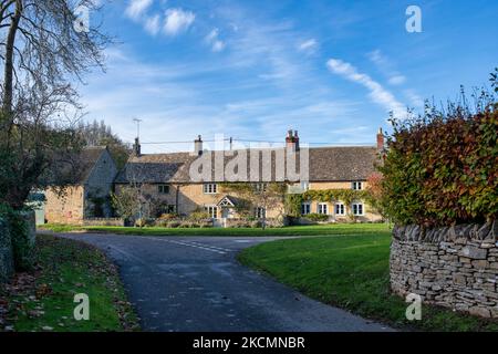 Petits cottages Compton en automne. Little Compton, Warwickshire, Angleterre Banque D'Images