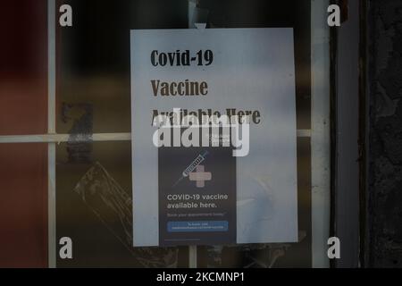 Le panneau « vaccin Covid-19 disponible ici » est visible sur la porte d'entrée d'une pharmacie d'Edmonton. L'Alberta a déclaré l'état d'urgence en santé publique et mettra en œuvre de nouvelles mesures de santé pour accroître la capacité, augmenter les taux de vaccination et réduire la transmission de COVID-19. Cela inclut de nouvelles restrictions sur les restaurants, les réunions en intérieur, les mariages et les funérailles, les magasins, les lieux de divertissement, Et sports intérieurs et fitness de 20 septembre. Mesures en milieu de travail, rassemblements privés intérieurs, lieux de culte, écoles et activités pour les enfants, ainsi que masquage obligatoire et distances physiques dans al Banque D'Images