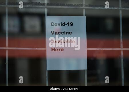 Le panneau « vaccin Covid-19 disponible ici » est visible sur la porte d'entrée d'une pharmacie d'Edmonton. L'Alberta a déclaré l'état d'urgence en santé publique et mettra en œuvre de nouvelles mesures de santé pour accroître la capacité, augmenter les taux de vaccination et réduire la transmission de COVID-19. Cela inclut de nouvelles restrictions sur les restaurants, les réunions en intérieur, les mariages et les funérailles, les magasins, les lieux de divertissement, Et sports intérieurs et fitness de 20 septembre. Mesures en milieu de travail, rassemblements privés intérieurs, lieux de culte, écoles et activités pour les enfants, ainsi que masquage obligatoire et distances physiques dans al Banque D'Images