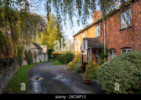 Petits cottages de Compton le long de Pill Lane en automne. Little Compton, Warwickshire, Angleterre Banque D'Images