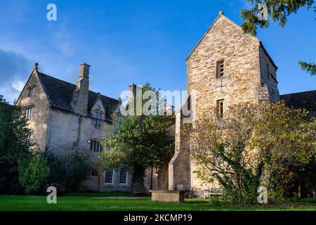 Eglise et manoir de St Denys en automne. Little Compton, Warwickshire, Angleterre Banque D'Images