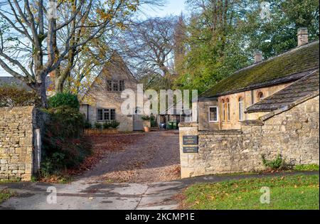 Petits cottages Compton en automne. Little Compton, Warwickshire, Angleterre Banque D'Images