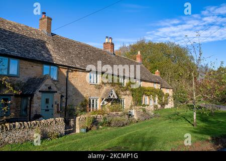 Petits cottages Compton en automne. Little Compton, Warwickshire, Angleterre Banque D'Images