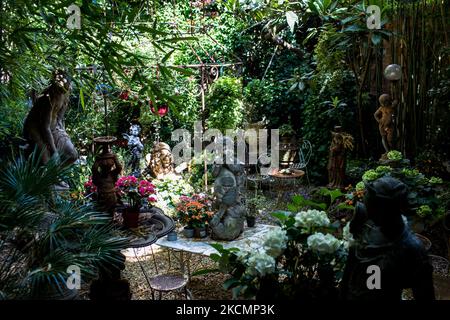 Saint-Ouen, France, le 18 juillet 2021. Le jardin de la maison de François Casal qui sert également de magasin d'antiquités dans le marché Paul Bert. Banque D'Images