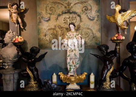 Saint-Ouen, France, le 18 juillet 2021. Une présentation d'antiquités dans l'une des boutiques de François Casal sur le marché Paul Bert. Banque D'Images