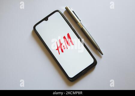 Sur cette photo, un logo H&M est affiché sur l'écran d'un smartphone et un crayon à Athènes, en Grèce, sur 17 septembre 2021. (Photo de Nikolas Kokovovlis/NurPhoto) Banque D'Images