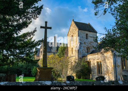 Eglise et manoir de St Denys en automne. Little Compton, Warwickshire, Angleterre Banque D'Images