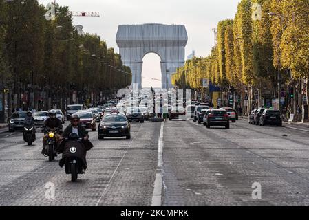 Sur 17 septembre 2021, à la veille de l'ouverture au public de la nouvelle œuvre d'art des artistes Christo et Jeanne-Claude, l'arc de Triomphe, Et comme le travail d'installation est terminé, les Parisiens et les touristes affluent à la place de l'Etoile à Paris pour profiter de l'installation artistique unique qui sera visible pendant 3 semaines. (Photo de Samuel Boivin/NurPhoto) Banque D'Images